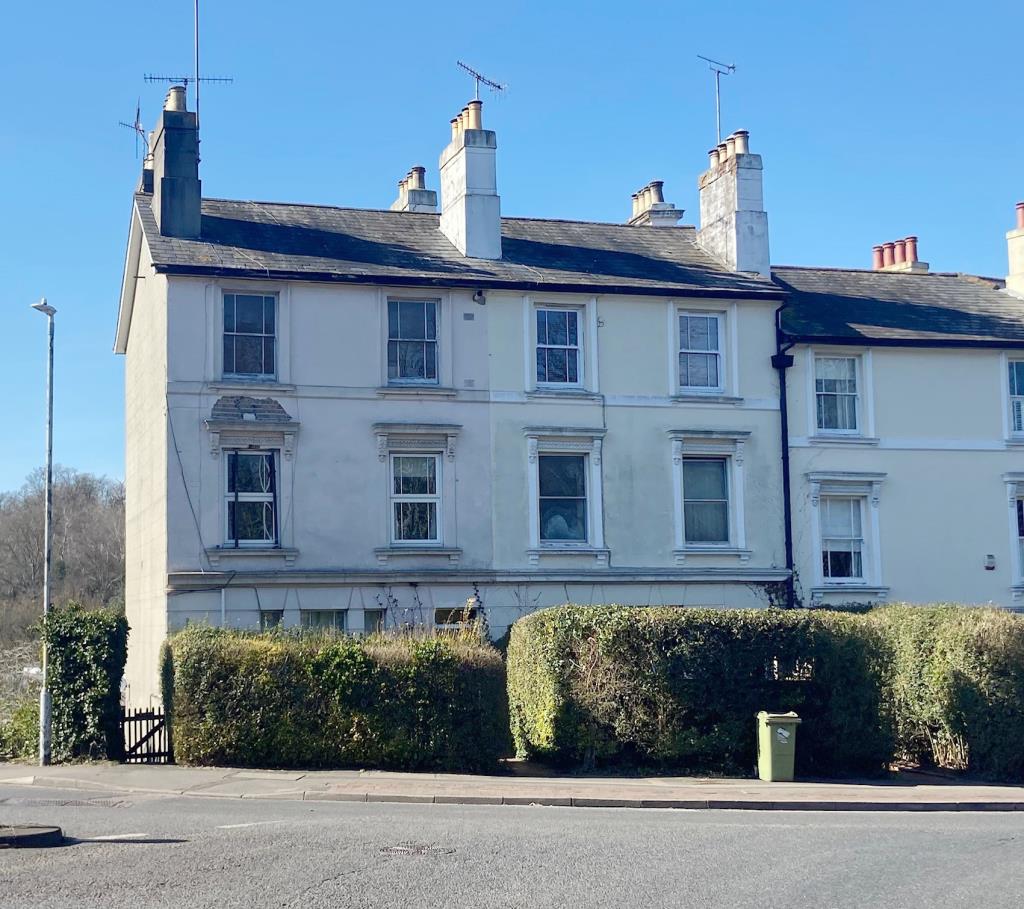 Lot: 99 - ONE-BEDROOM FLAT FOR REFURBISHMENT - End-terrace property arranged as flats